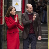 Dalam kunjungan tersebut, Kate yang bergelar Putri Wales mengenakan mantel khusus rancangan Alexander McQueen berwarna merah terang, yang dikenal sebagai Welsh Red. Warna ini merujuk pada salah satu warna dalam bendera nasional Wales, yang terdiri dari hijau, putih, dan gambar naga merah. Middleton juga menyematkan bunga daffodil di kerah mantelnya, simbol nasional Wales.  (Foto: Aaron Chown/PA via AP)