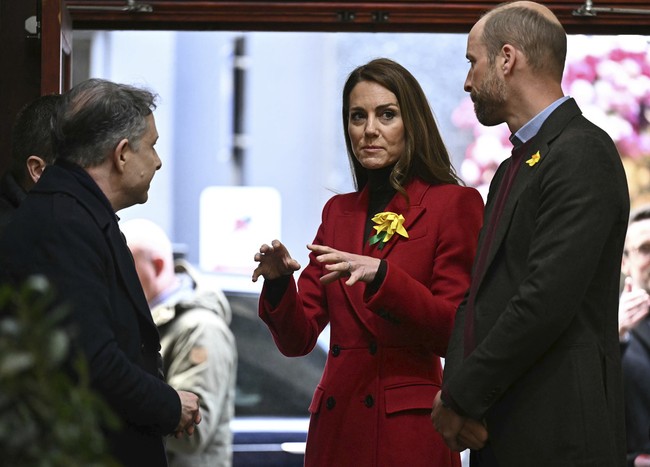 Penampilan Middleton dilengkapi dengan sepatu bot suede coklat dari Gianvito Rossi. Untuk aksesori, ia mengenakan anting gantung emas berbentuk tetesan air dari Spells of Love, merek perhiasan asal Wales. (Foto: Ben Stansall/Pool Photo via AP)