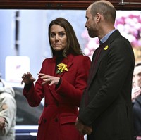 Penampilan Middleton dilengkapi dengan sepatu bot suede coklat dari Gianvito Rossi. Untuk aksesori, ia mengenakan anting gantung emas berbentuk tetesan air dari Spells of Love, merek perhiasan asal Wales. (Foto: Ben Stansall/Pool Photo via AP)