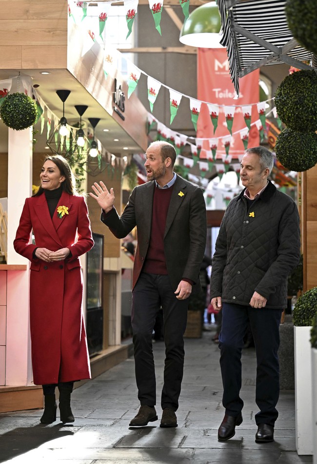 Sebelum kunjungan mereka, sebuah petisi yang menyerukan pencabutan gelar Pangeran Wales dari Pangeran William telah mendapatkan lebih dari 42.000 tanda tangan sejak pertama kali diluncurkan. Petisi ini dibuat oleh seorang warga Wales yang menilai gelar tersebut sebagai simbol penindasan sejarah terhadap negara mereka. (Foto: Ben Stansall/Pool Photo via AP)