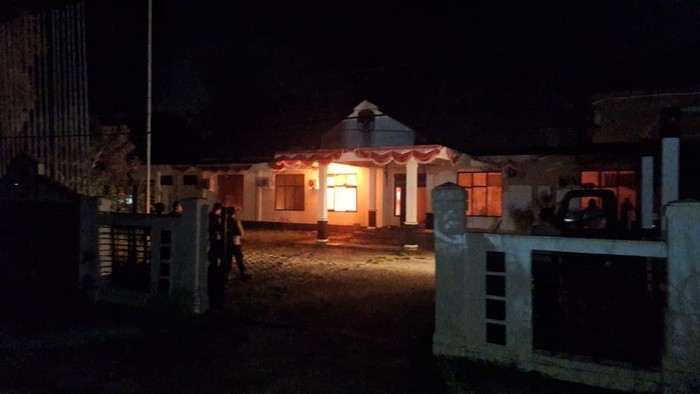 Gedung KPU Buru Maluku terbakar.
