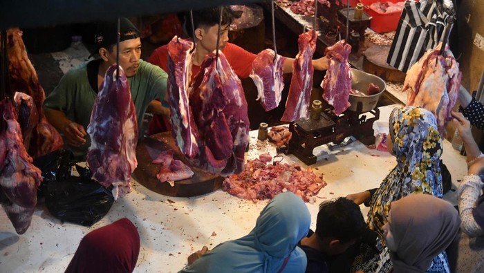 Geliat Penjualan Daging Sapi di Awal Ramadan, Harga Naik Pedagang daging sapi melayani pembeli di Pasar Anyar Blok C dan D, Kota Bogor, Jawa Barat, Jumat (28/2/2025). Menurut pedagang di pasar tradisional tersebut harga daging sapi mengalami kenaikan dari sebelumnya Rp120 ribu menjadi Rp140 ribu per kilogram karena tingginya permintaan menjelang bulan suci Ramadhan 1446 Hijriah. ANTARA FOTO/Arif Firmansyah/nz