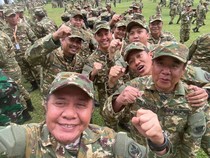 Herman Deru dan Cik Ujang Ikut Parade Senja di Akmil Magelang