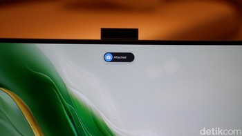 Fitur kamera magnetik yang dapat dilepas menjadi inovasi menarik, memberikan fleksibilitas dan estetika bezel tipis yang modern. Foto: Adi Fida Rahman/detikINET