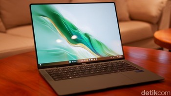 Dari sisi performa, Honor MagicBook Art 14 tersedia dalam dua varian prosesor Intel Core Ultra 5 125H yang dipadukan dengan grafis Intel Arc untuk mendukung kebutuhan multitasking hingga tugas berat seperti editing. RAM LPDDR5X hingga 32 GB dan penyimpanan SSD 1 TB memastikan kecepatan dan kapasitas yang mumpuni. Sistem pendingin dengan kipas ganda juga menjaga suhu tetap stabil meski digunakan dalam waktu lama. Foto: Adi Fida Rahman/detikINET