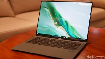 Laptop ini mengusung layar OLED 14,6 inci beresolusi 3.1K (3.120 x 2.080 piksel) dengan refresh rate 120 Hz, menawarkan tampilan tajam, halus, dan akurat berkat cakupan 100% DCI-P3 serta kecerahan puncak 700 nits. Foto: Adi Fida Rahman/detikINET