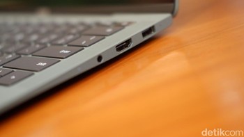Sisi kanannya terdapat port jack audio 3,5 mm, HDMI dan USB-A. Foto: Adi Fida Rahman/detikINET