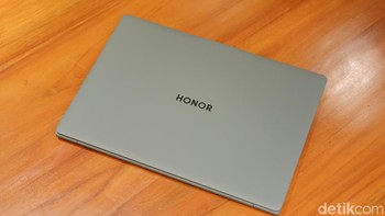 Honor MagicBook Art 14 hadir dengan desain premium yang ramping, hanya setebal 1 cm dan berbobot 1,03 kg, menjadikannya salah satu laptop paling portabel di kelasnya. Foto: Adi Fida Rahman/detikINET