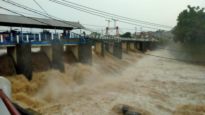 Hujan deras di kawasan hulu di Puncak, Bogor memicu naiknya debit air Sungai Ciliwung. Tinggi air Ciliwung di Bendung Katulama mencapai 120 cm atau siaga 3. (dok Istimewa)