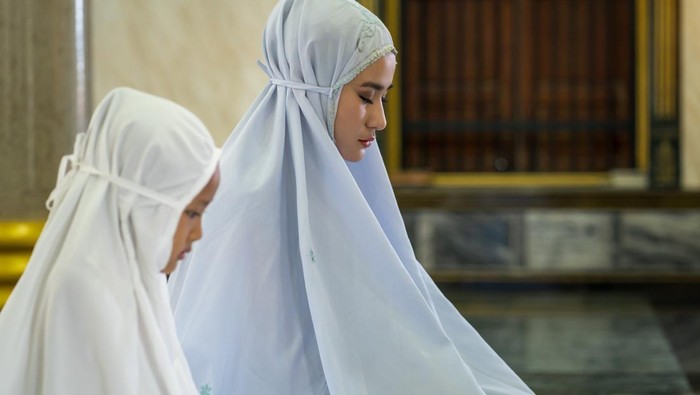 Muslim woman and young Asian Muslim girl praying in the mosque. of Ayutthaya Province, Thailand