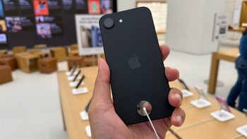 Sementara ini iPhone 16e warna hitam. Foto: Bagus Hernawan/Appleisme ID