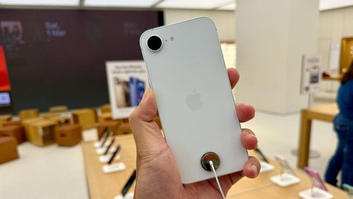 iPhone 16e