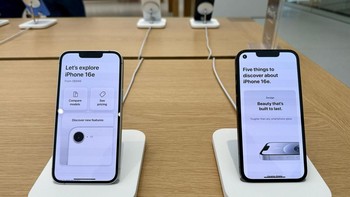 Berikut harga di Singapura - iPhone 16e 128 GB SGD 949 atau Rp 11,5 juta - iPhone 16e 256 GB SGD 1.099 atau Rp 13,4 juta - iPhone 16e 512 GB SGD 1.399 atau Rp 17,1 juta Foto: Bagus Hernawan/Appleisme ID