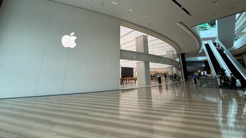 Setibanya di Singapura, Bagus sempat mampir ke Apple Jewel. Tidak seperti saat penjualan iPhone 16 series September lalu, tidak tampak antrean mengular di depan toko saat penjualan iPhne 16e. . Foto: Bagus Hernawan/Appleisme ID