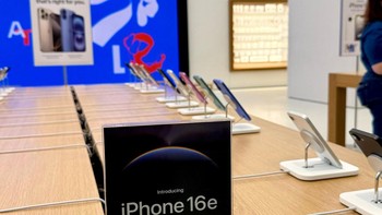 Apple sudah mulai memajang iPhone 16e di tokonya yang berada di Jewel, Bandara Changi, Singapura. Foto: Bagus Hernawan/Appleisme ID