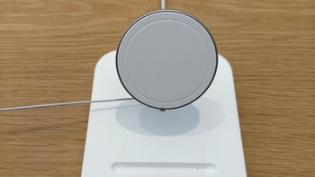 Karena tidak mendukung MagSafe, iPhone 16e hanya menggunakan sandaran. Foto: Bagus Hernawan/Appleisme ID