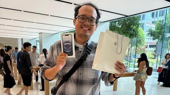 Nah ini Bagus mengambil unit yang sudah dia pesan pada 21 Februari lalu secara online di Apple Orhard. Kamu bisa memfollow Instagram Bagus di sini atau ini. Foto: Bagus Hernawan/Appleisme ID