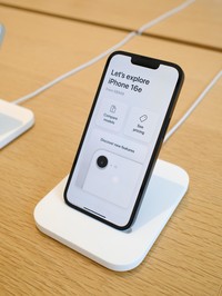 iPhone 16e