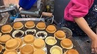 Wheel Cake juga menjadi menu andalan di warung kaki lima Taiwan. Berupa pancake yang bagian luarnya crispy, lalu diberikan isian krim custard dan boba. Foto: YouTube Dannys Food & Travel