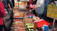 Aneka sate juga dapat ditemui dengan mudah ketika jajanan di pusat kuliner Taiwan. Aneka sate yang terdiri atas potongan daging, ikan, sosis, sayuran, dan lainnya ini dibumbui ala BBQ. Foto: YouTube Dannys Food & Travel
