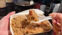Sajian nasi goreng juga umum ditemui di beberapa penjual kaki lima Taiwan. Sajian nasi goreng ini diberikan potongan daging ayam dan bumbu minyak wijen yang beraroma sedap. Foto: YouTube Dannys Food & Travel