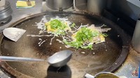Omelet tiram ternyata juga populer di Taiwan. Selain isian tiram, omelet di penjual kaki lima ini juga ada yang diganti dengan isian udang dan sayuran. Omelet itu disajikan dengan siraman saus. Foto: YouTube Dannys Food & Travel