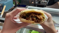 Rougamo juga menjadi jajanan kaki lima yang populer di Taiwan. Berupa sandwich dengan isian olahan daging dan sayuran lezat. Foto: YouTube Dannys Food & Travel