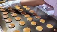 Dorayaki yang merupakan kue khas Jepang juga populer di Taiwan. Penjualnya dua orang wanita cantik yang langsung mencuri perhatian. Dorayaki itu diberikan isian manis. Foto: YouTube Dannys Food & Travel