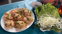 Jajanan kaki lima di Taiwan juga ada yang mirip dengan takoyaki, tapi digoreng dalam minyak yang melimpah. Isinya bukan gurita, melainkan udang berukuran sedang. Biasanya dinikmati dengan sayuran segar dan saus cocolan. Foto: YouTube Dannys Food & Travel