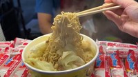 Mie instan juga begitu populer di Taiwan. Salah satu kedai kaki lima menawarkan racikan mie instan dengan bumbu tambahan dari beberapa merek, bahkan ada Indomie goreng yang diracik dengan tambahan daging, telur, dan sayuran. Foto: YouTube Dannys Food & Travel