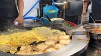 Pilihan jajanan kaki lima yang dapat ditemui di Taiwan salah satunya adalah pancake tiram. Pancake itu terbuat dari racikan omelet tiram dan disajikan dengan pancake lobak. Foto: YouTube Dannys Food & Travel