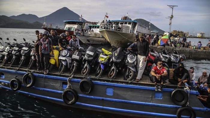 Sejumlah warga bersama kendaraan miliknya berada di atas kapal kayu penyeberangan antarpulau di Pelabuhan Bastiong Ternate, Maluku Utara, Jumat (28/2/2025). Menjelang bulan suci Ramadhan 1446 Hijriah penyeberangan antarpulau mengalami lonjakan penumpang yang didominasi pekerja dan mahasiswa yang tinggal di Ternate untuk pulang kampung ke Pulau Tidore, Moti, Makian dan Gane Barat guna menjalankan awal Ramadhan bersama keluarga. ANTARA FOTO/Andri Saputra/Spt.