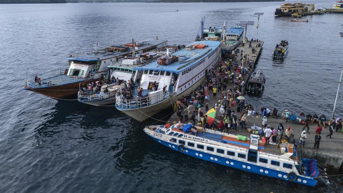 Sejumlah warga bersama kendaraan miliknya berada di atas kapal kayu penyeberangan antarpulau di Pelabuhan Bastiong Ternate, Maluku Utara, Jumat (28/2/2025). Menjelang bulan suci Ramadhan 1446 Hijriah penyeberangan antarpulau mengalami lonjakan penumpang yang didominasi pekerja dan mahasiswa yang tinggal di Ternate untuk pulang kampung ke Pulau Tidore, Moti, Makian dan Gane Barat guna menjalankan awal Ramadhan bersama keluarga. ANTARA FOTO/Andri Saputra/Spt.