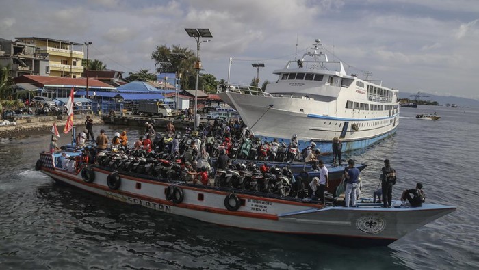 Sejumlah warga bersama kendaraan miliknya berada di atas kapal kayu penyeberangan antarpulau di Pelabuhan Bastiong Ternate, Maluku Utara, Jumat (28/2/2025). Menjelang bulan suci Ramadhan 1446 Hijriah penyeberangan antarpulau mengalami lonjakan penumpang yang didominasi pekerja dan mahasiswa yang tinggal di Ternate untuk pulang kampung ke Pulau Tidore, Moti, Makian dan Gane Barat guna menjalankan awal Ramadhan bersama keluarga. ANTARA FOTO/Andri Saputra/Spt.