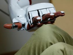 Jepang Kembangkan Robot AI untuk Rawat Lansia