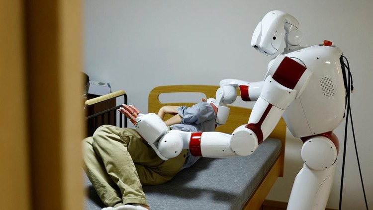 Jepang Kembangkan Robot AI untuk Rawat Lansia Waseda University professor Shigeki Sugano talks about AIREC, an artificial intelligence (AI)-driven humanoid robot, at the universitys laboratory in Tokyo, Japan February 17, 2025. REUTERS/Kim Kyung-Hoon