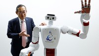 Waseda University professor Shigeki Sugano talks about AIREC, an artificial intelligence (AI)-driven humanoid robot, at the universitys laboratory in Tokyo, Japan February 17, 2025. REUTERS/Kim Kyung-Hoon