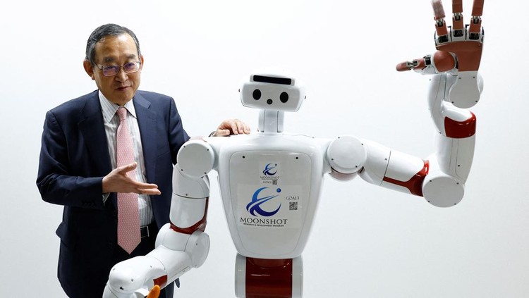 Jepang Kembangkan Robot AI untuk Rawat Lansia Waseda University professor Shigeki Sugano talks about AIREC, an artificial intelligence (AI)-driven humanoid robot, at the universitys laboratory in Tokyo, Japan February 17, 2025. REUTERS/Kim Kyung-Hoon