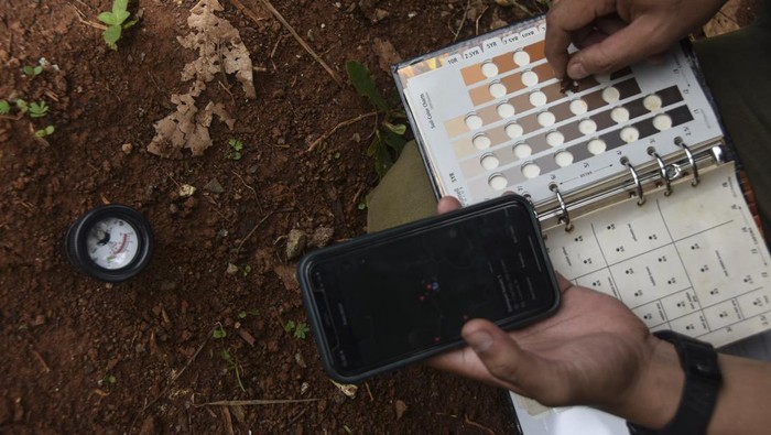 Pegiat lingkungan Indonesia Green Movement (IGM) mengukur pH tanah yang tercemar limbah sampah dari Tempat Pembuangan Akhir (TPA) Ciangir menggunakan alat soil tester di Tamansari, Kota Tasikmalaya, Jawa Barat, Kamis (27/2/2025). Pegiat lingkungan menguji pH air dan tanah serta udara dengan hasil survai kadar air mencapai 4,7 hingga 6,3 pH (potential hydrogen) yang mengandung asam atau tidak layak konsumsi, sedangkan tanah mengandung kadar asam sebesar 5,0 hingga 5,7 pH yang menyebabkan tanah tidak subur. ANTARA FOTO/Adeng Bustomi/