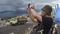 Pegiat lingkungan Indonesia Green Movement (IGM) mengukur kualitas udara yang tercemar limbah dari Tempat Pembuangan Akhir (TPA) Ciangir menggunakan alat anemometer digital di Tamansari, Kota Tasikmalaya, Jawa Barat, Kamis (27/2/2025).