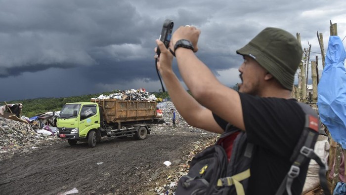 Kadar Air dan Tanah di Kawasan TPA Ciangir Diuji Pegiat lingkungan Indonesia Green Movement (IGM) mengukur pH tanah yang tercemar limbah sampah dari Tempat Pembuangan Akhir (TPA) Ciangir menggunakan alat soil tester di Tamansari, Kota Tasikmalaya, Jawa Barat, Kamis (27/2/2025). Pegiat lingkungan menguji pH air dan tanah serta udara dengan hasil survai kadar air mencapai 4,7 hingga 6,3 pH (potential hydrogen) yang mengandung asam atau tidak layak konsumsi, sedangkan tanah mengandung kadar asam sebesar 5,0 hingga 5,7 pH yang menyebabkan tanah tidak subur. ANTARA FOTO/Adeng Bustomi/