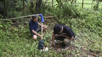 Pegiat lingkungan menguji pH air dan tanah serta udara dengan hasil survai kadar air mencapai 4,7 hingga 6,3 pH (potential hydrogen) yang mengandung asam atau tidak layak konsumsi.