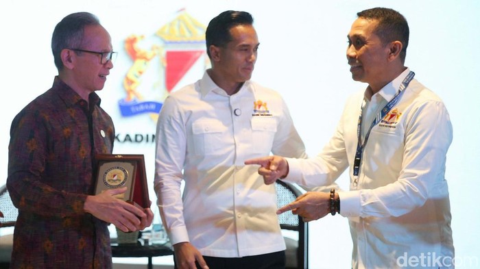 Kadin Gelar Kuliah Keuangan Bahas Ekonomi Indonesia Kadin gelar diskusi membahas ekonomi Indonesia. Ekonomi Indonesia dinilai masih stabil dan berkembang pesat.