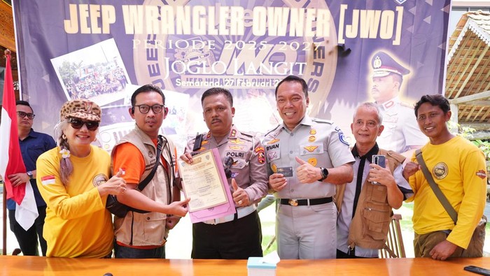 Kakorlantas Polri Irjen Agus Suryo Nugroho dikukuhkan menjadi pembina Jeep Wrangler Owner (dok.Korlantas Polri)