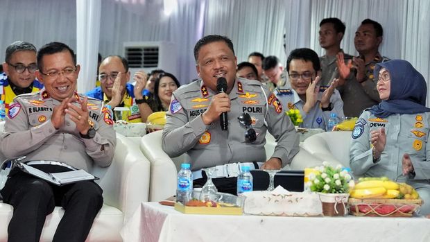 Kakorlantas Polri Irjen Agus Suryo Nugroho ingatkan Kasat Lantas di Jabar untuk tidak lengah selama Operasi Ketupat 2025 (dok.Korlantas Polri)