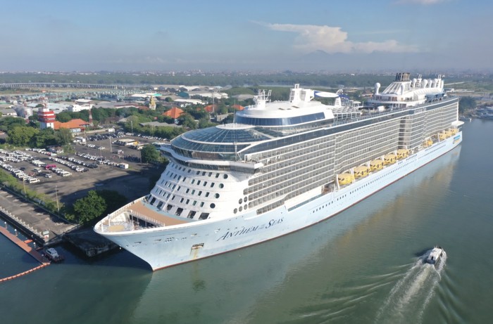 Kapal Anthem of The Seas merupakan kapal pesiar terbesar yang pernah berlabuh di Pelabuhan Tanjung Benoa, Bali (28/2/2025). (Dok. Pelindo Bali)