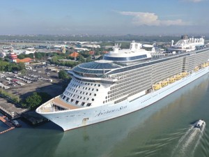 Ini Kapal Pesiar Terbesar yang Berlabuh di Bali