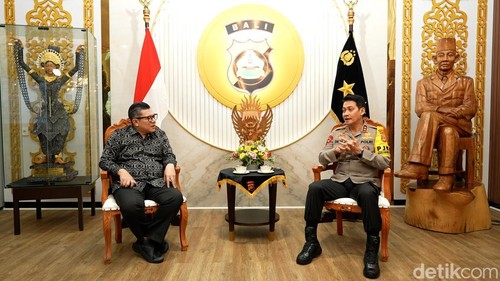 Pemred detikcom Alfito Deannova (kiri) dan Kapolda Bali Irjen Daniel Adityajaya di Mapolda Bali, Kamis (20/2/2025).