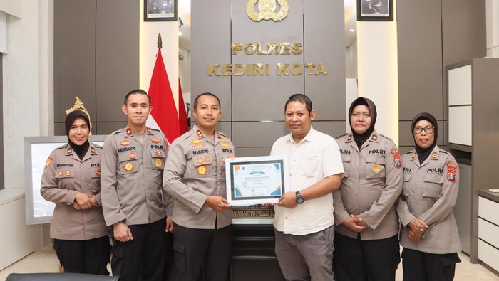 Kapolres Kediri Kota AKBP Bramastyo Priaji menerima penghargaan