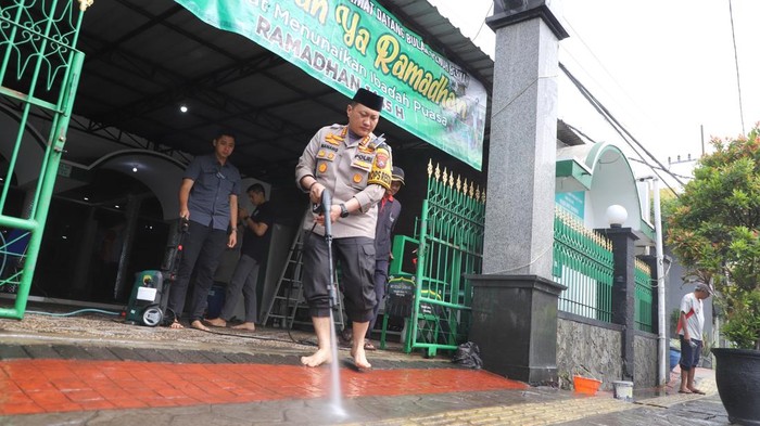 Kapolresta Malang Kota Kombes Nanang Haryono membersihkan Masjid Jami NU Blimbing